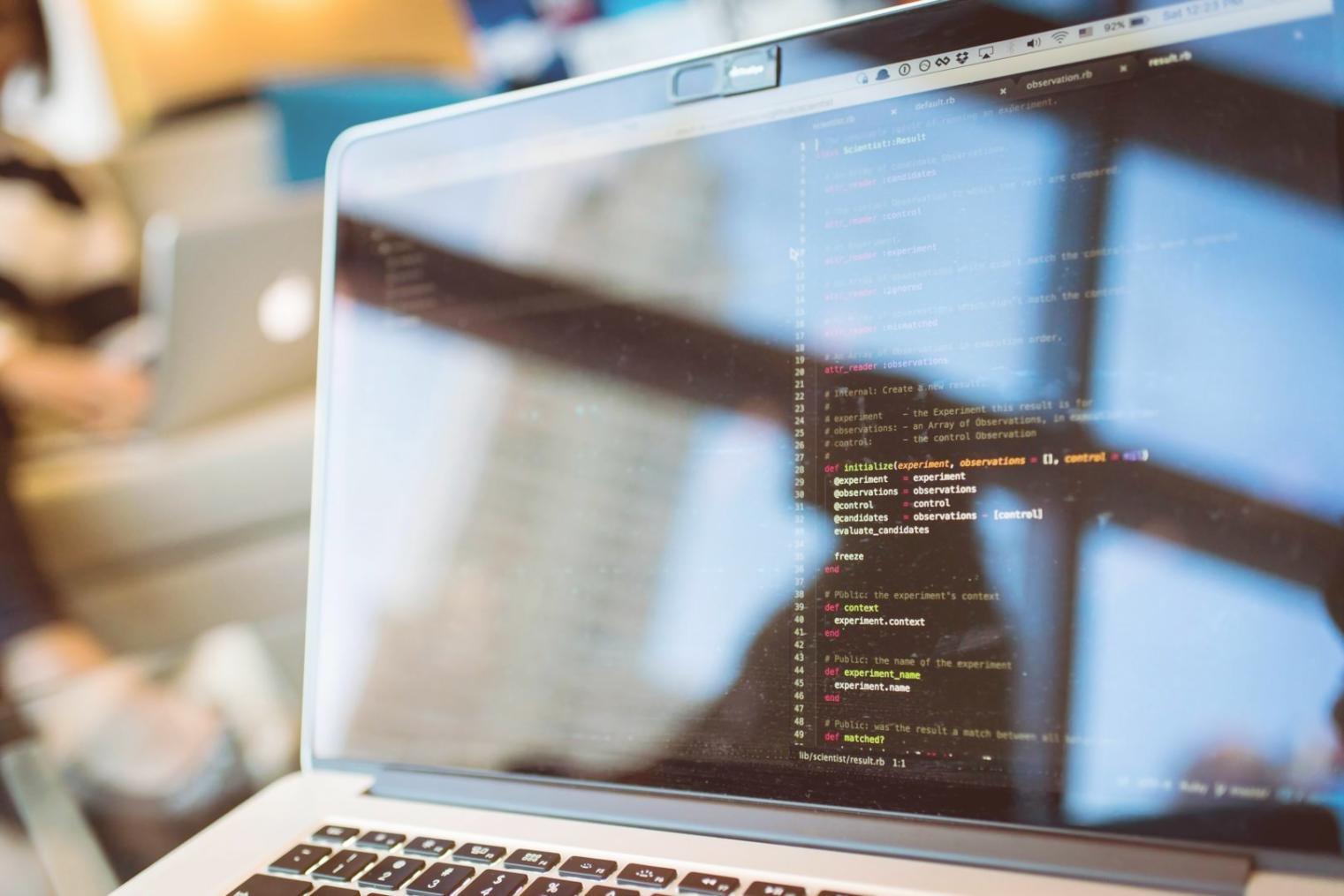 Studenten werken samen aan mobile game development projecten